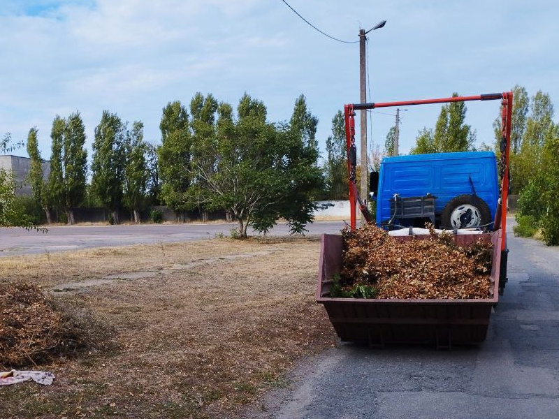 Коммунальщики города Каховка продолжают работать под обстрелами.