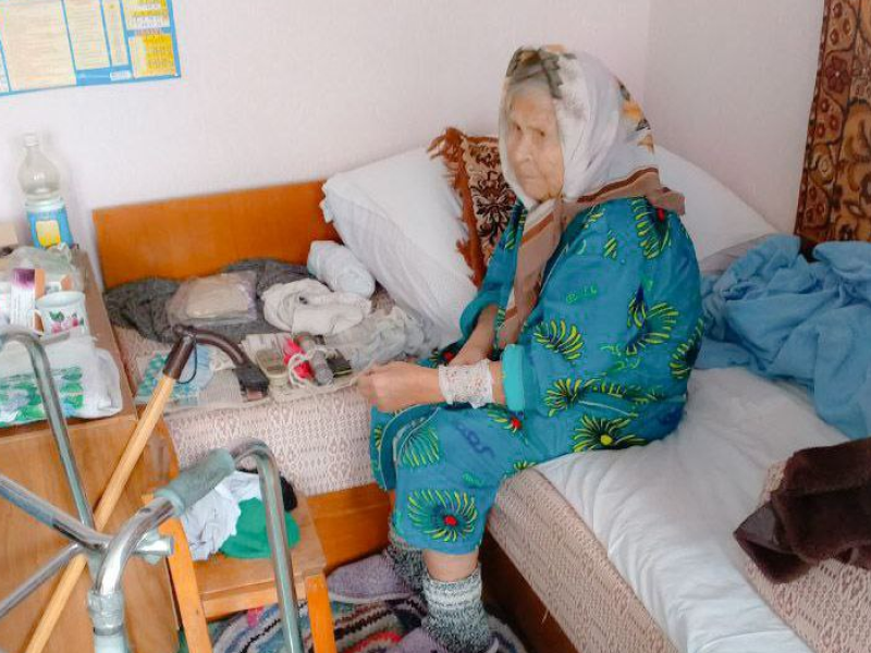 Более 40 продуктовых наборов доставили вчера маломобильным жителям города Каховки.