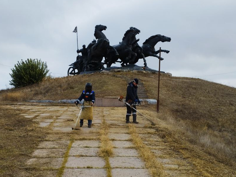 В Каховке прошёл субботник у памятника Легендарной Тачанке.