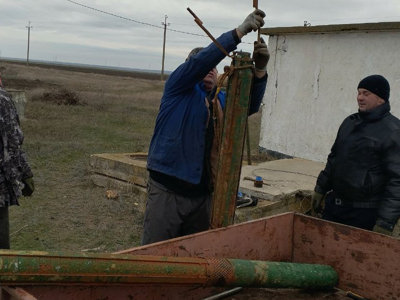 В селе Богдановка сотрудники водоканала успешно заменили насос на скважине по улице Школьная.