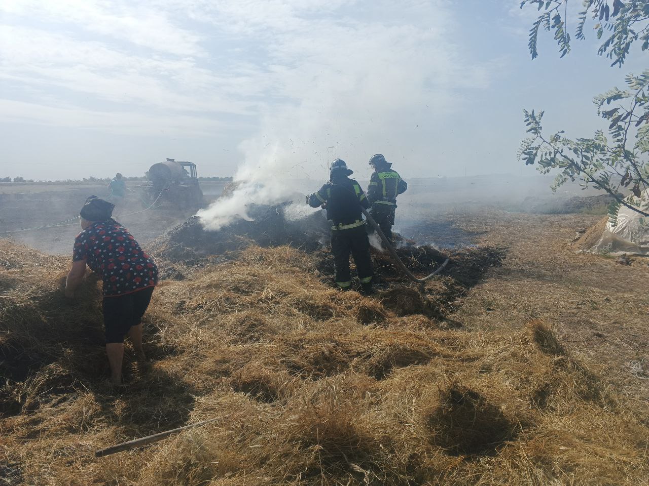 Пожарные Каховки оперативно реагируют на возгорания.