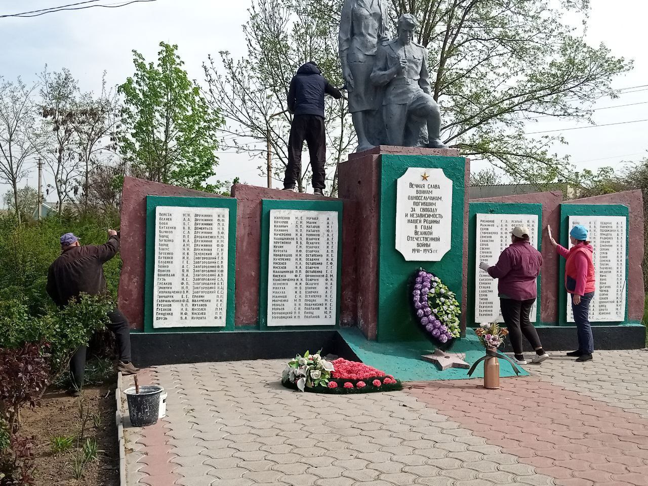 В селе Чернянка навели порядок у памятника погибших воинов в годы Великой Отечественной войны.