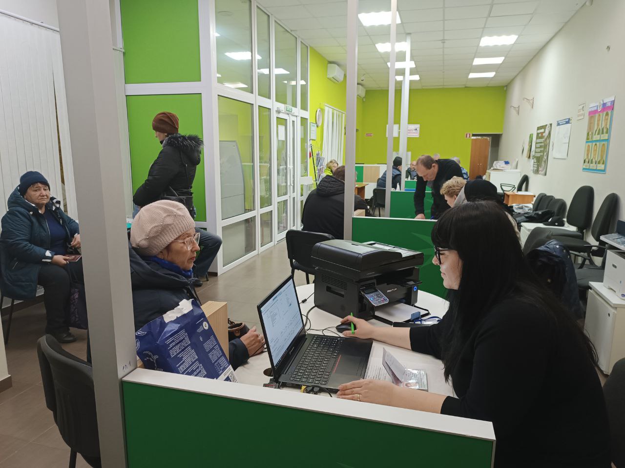 В Каховке прошли очередные выездные консультации социального фонда для маломобильных граждан.
