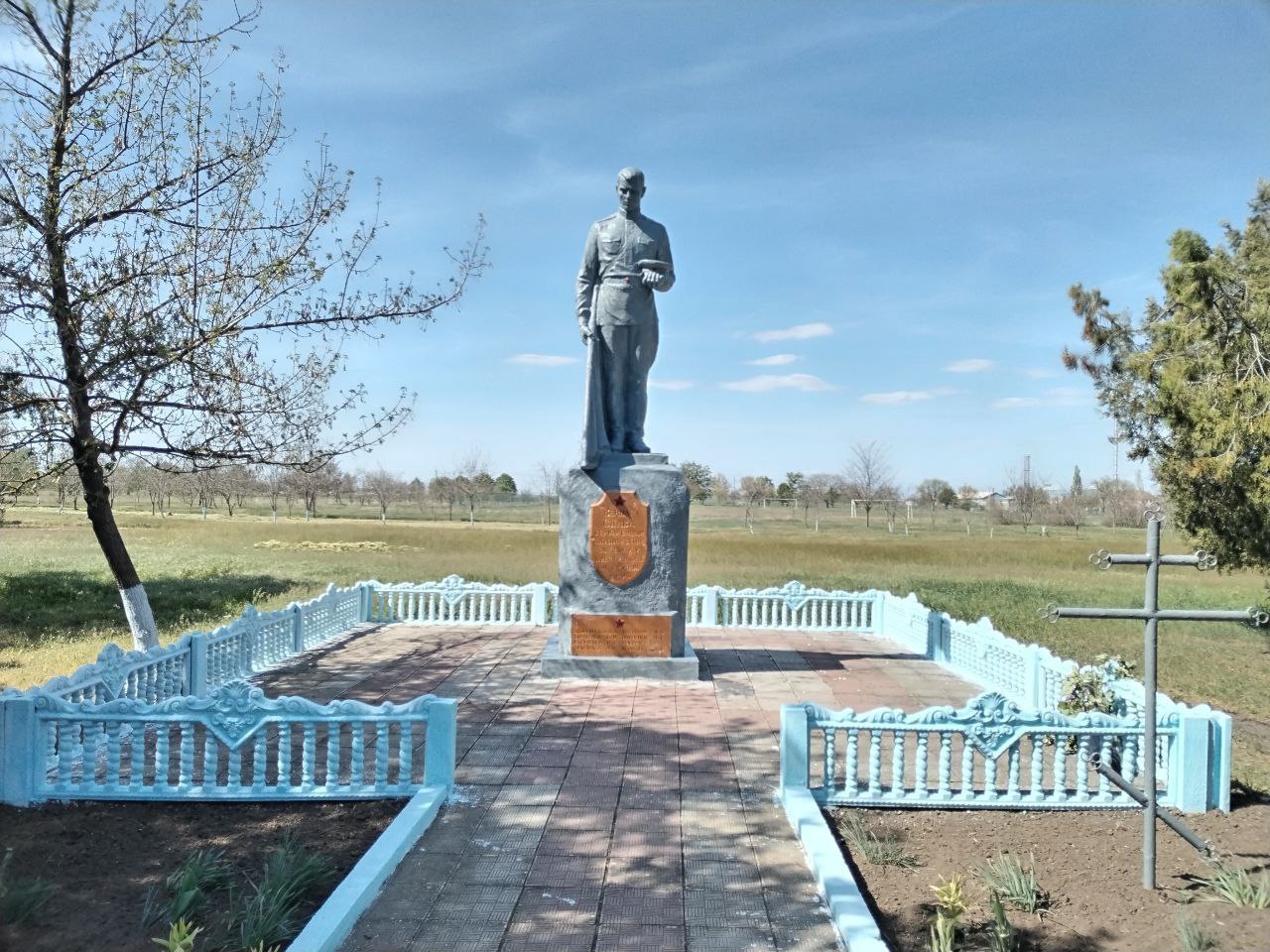 селе Дудчино благоустроили памятник погибшим воинам-односельчанам и привели в порядок прилегающую территорию.