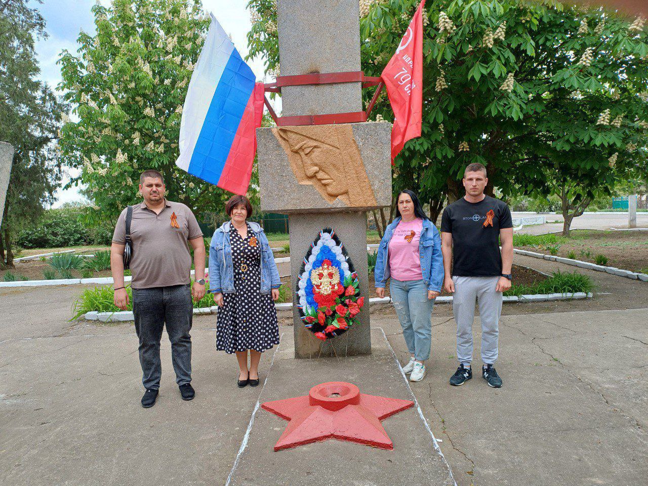 В день праздника Великой Победы, 9 мая, жители села Новокаменка возложили цветы к мемориалу.
