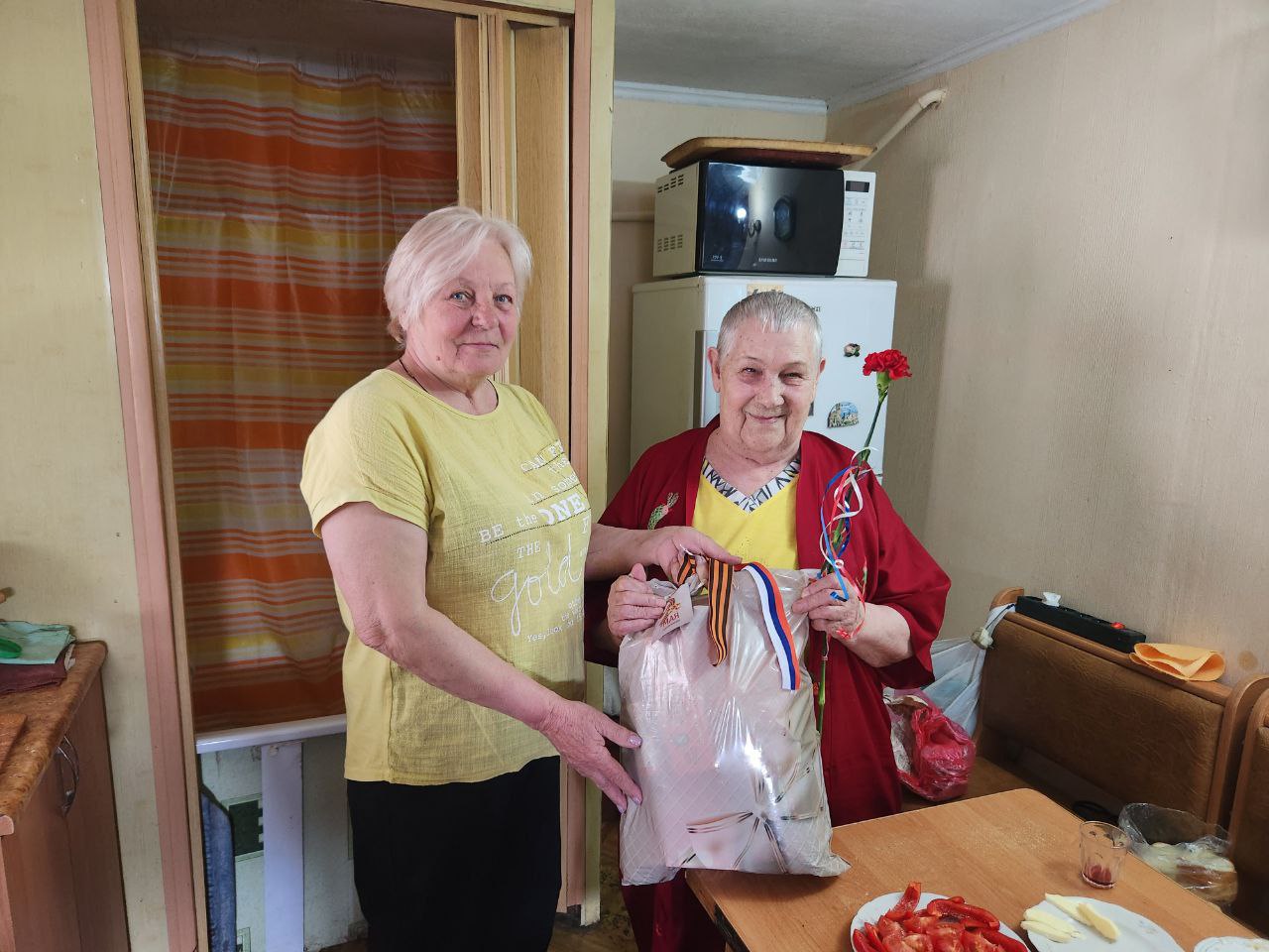 В Каховском округе участникам и ветеранам ВОВ вручили продуктовые наборы ко Дню Победы.