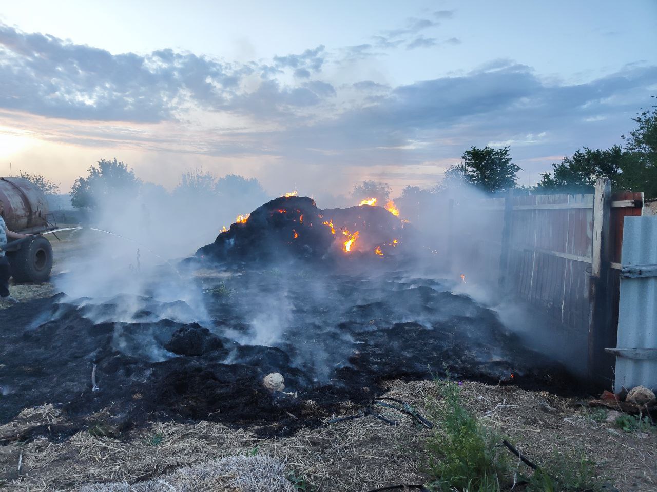 Жители Архангельской Слободы потушили пожар своими силами.