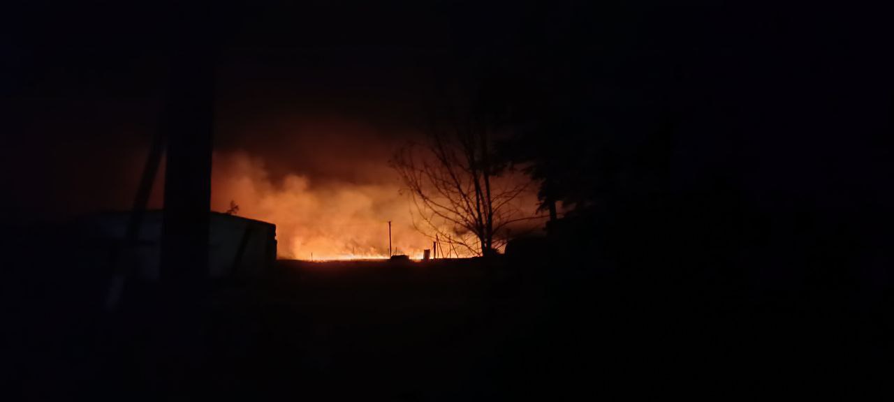 Участники СВО совместно с жителями успешно ликвидировали пожар в поле за селом Красный Подол.