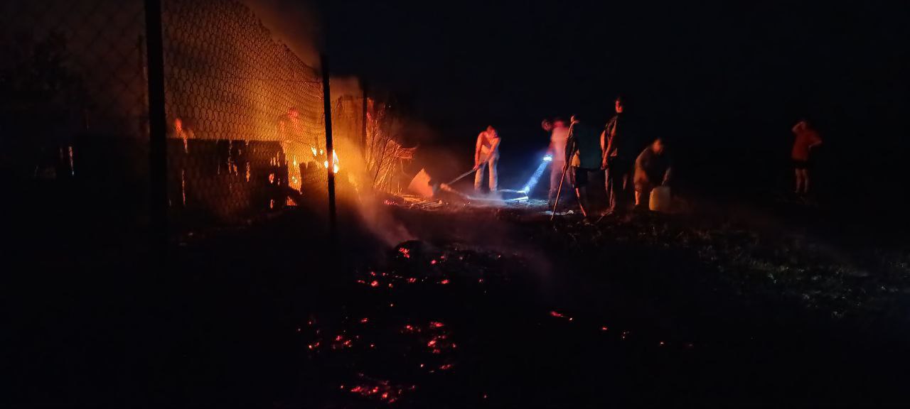 В селе Коробки военнослужащие совместно с местными жителями успешно ликвидировали ночной пожар.