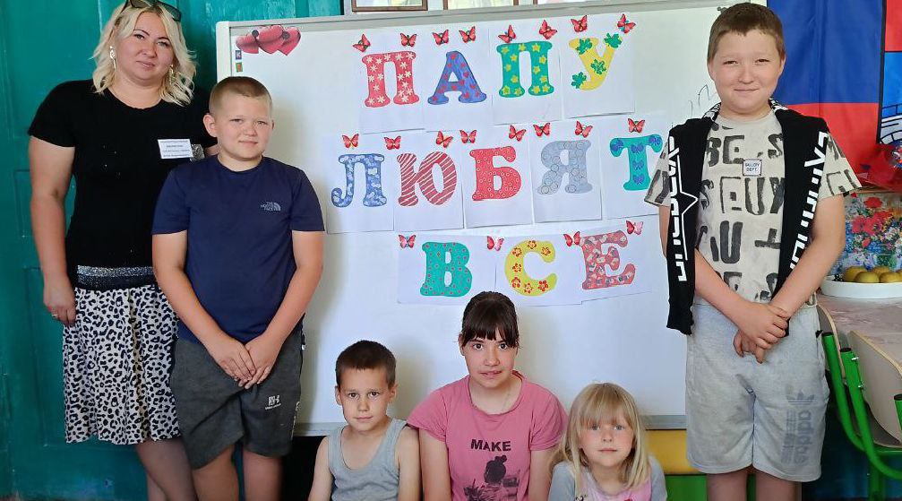 В Красноподольской библиотеке прошел литературный час &quot;Отец! Звучит гордо&quot;.