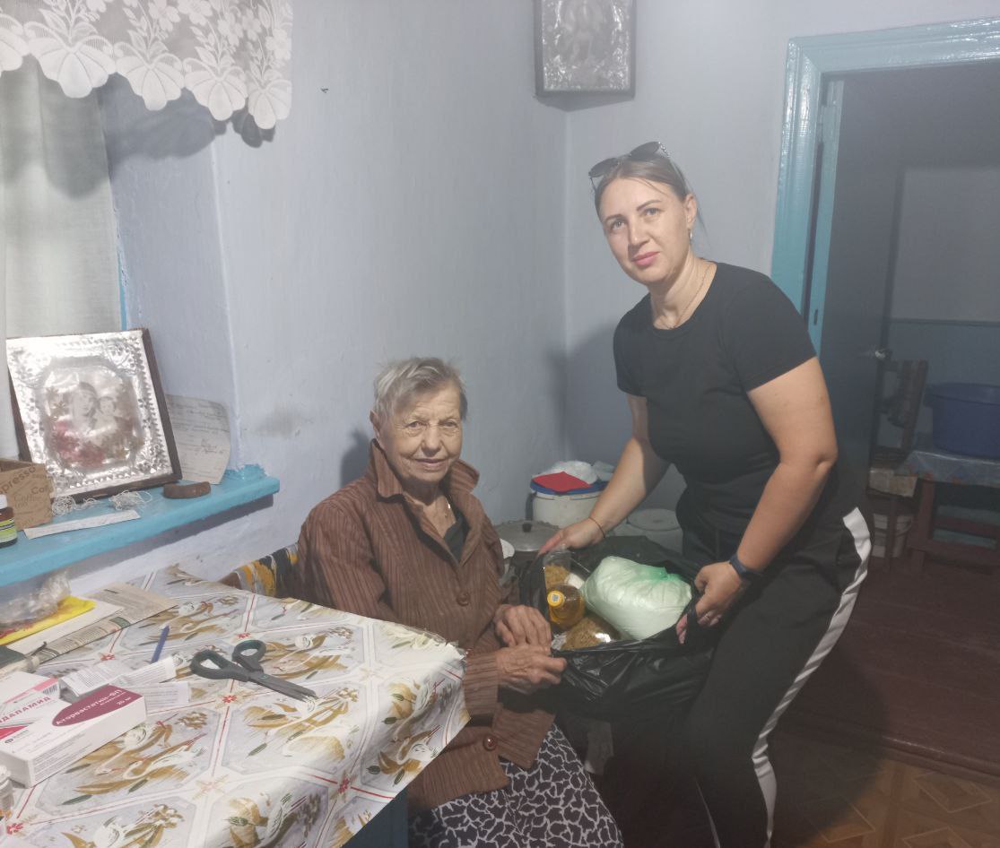 Более 650 продуктовых наборов получили жители Раздольного и Васильевского территориального отдела.