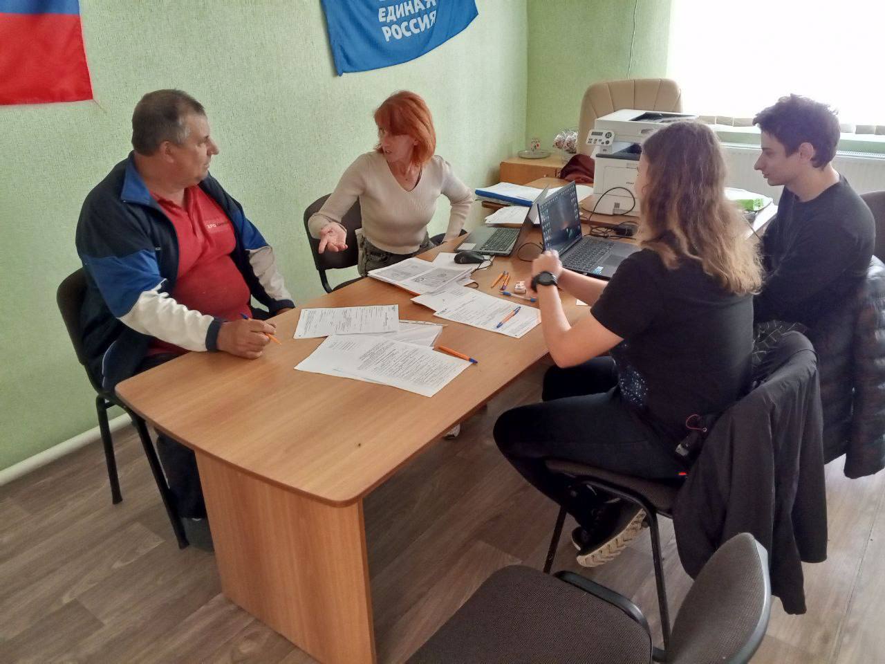 10 октября 2024г. в Дмитровке состоялся приём граждан сотрудниками мобильного офиса МФЦ.
