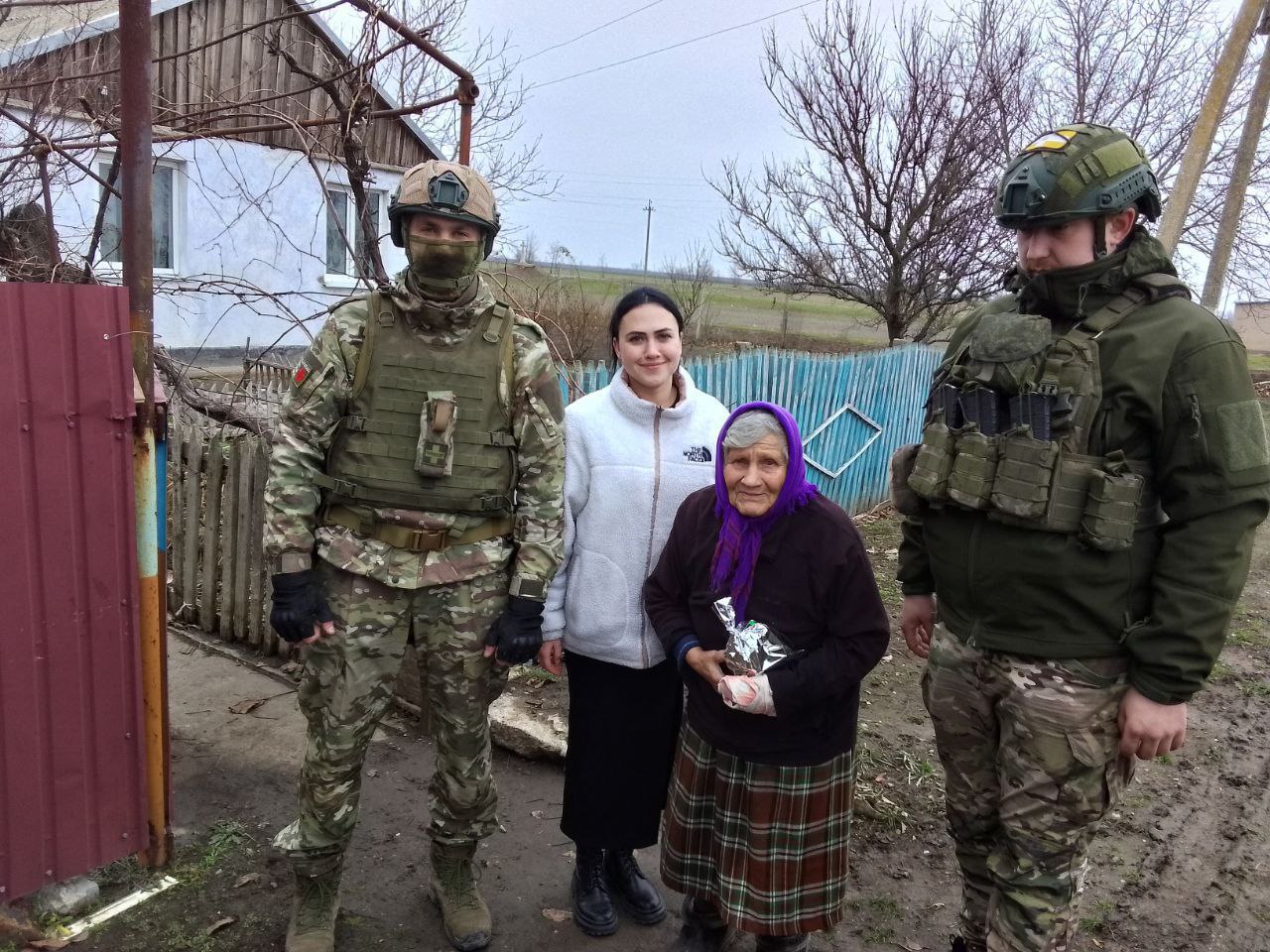 Участники СВО поздравили пожилых жителей села Вольная Украина с наступающим Новым годом.