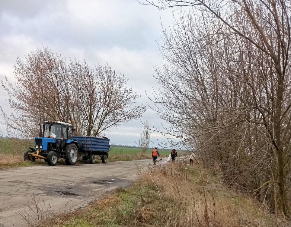 Коммунальная служба сел Малокаховка и Коробки выполнила уборку трассы.