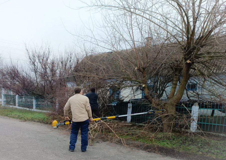 Малокаховские коммунальщики выполнили обрезку аварийных веток в селе, обеспечив безопасность жителей и улучшив внешний вид территории.