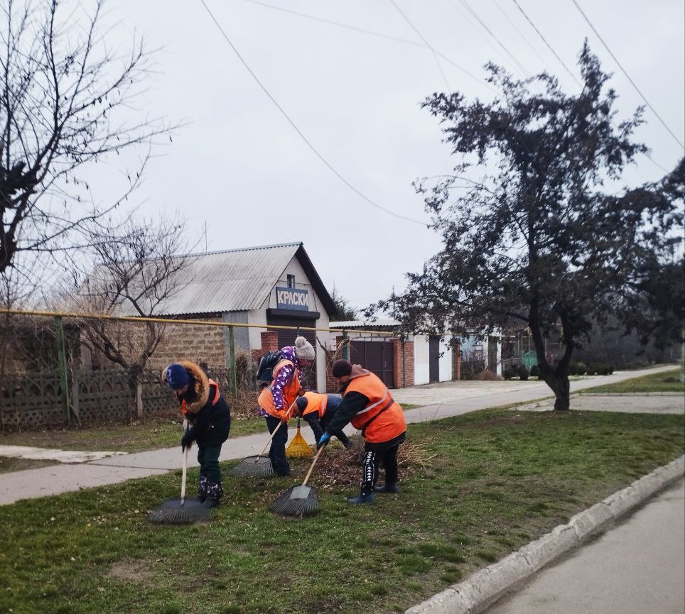 Несмотря на ежедневные обстрелы украинских боевиков,  каховские коммунальщики продолжают свою работу.