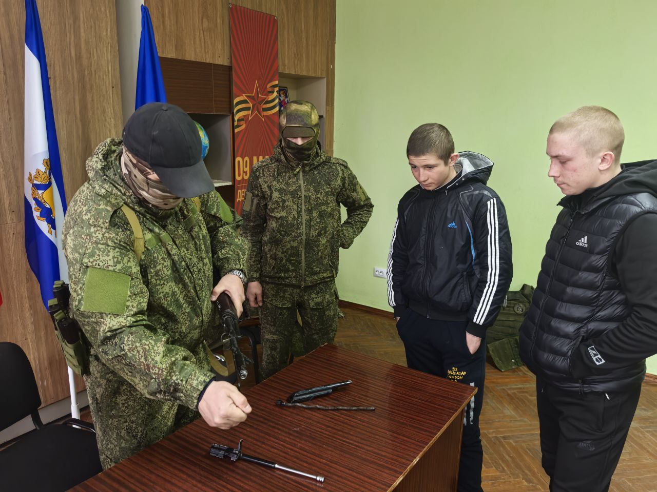 При содействии Секретаря Каховского местного отделения партии &quot;Единая Россия&quot; Павла Филипчука,  бойцы, находящиеся на линии боевого соприкосновения, провели Урок мужества, приуроченный к Году защитника Отечества..