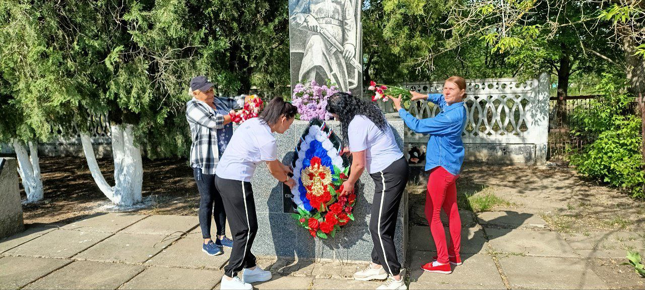В Коробках возложили венки и провели акцию Георгиевская ленточка.