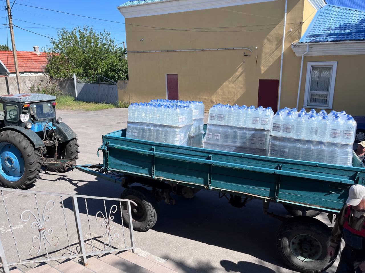 Любимовский и Васильевский территориальные отделы получили бутилированную воду от гуманитарного штаба Каховской администрации.