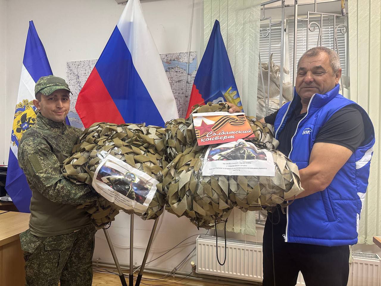 Для военнослужащих, находящихся на Каховском направлении, администрацией Костогрызовского терротдела были переданы маскировочные сети и письма от детей.