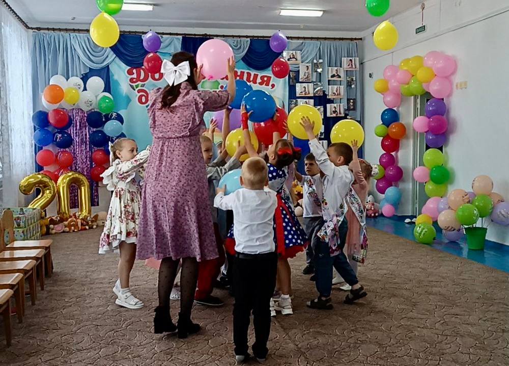 В Тавричанском саду &quot;Ромашка&quot; состоялся выпускной утренник &quot;Радуга желаний&quot;.