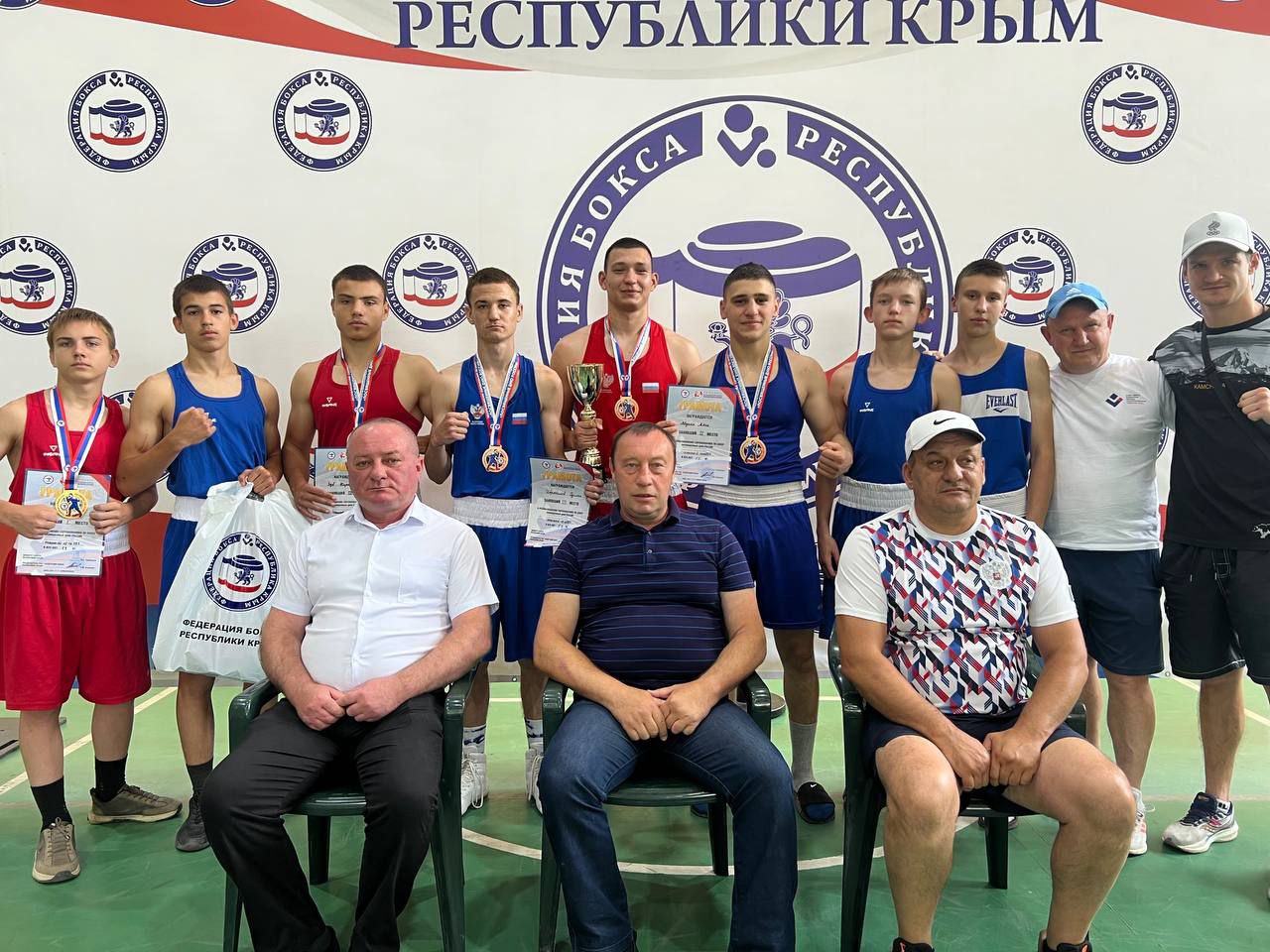 Спортсмен Каховской ДЮСШ завоевал серебряную медаль на республиканских соревнованиях по боксу, посвященных Дню России, которые проходили в Симферополе.
