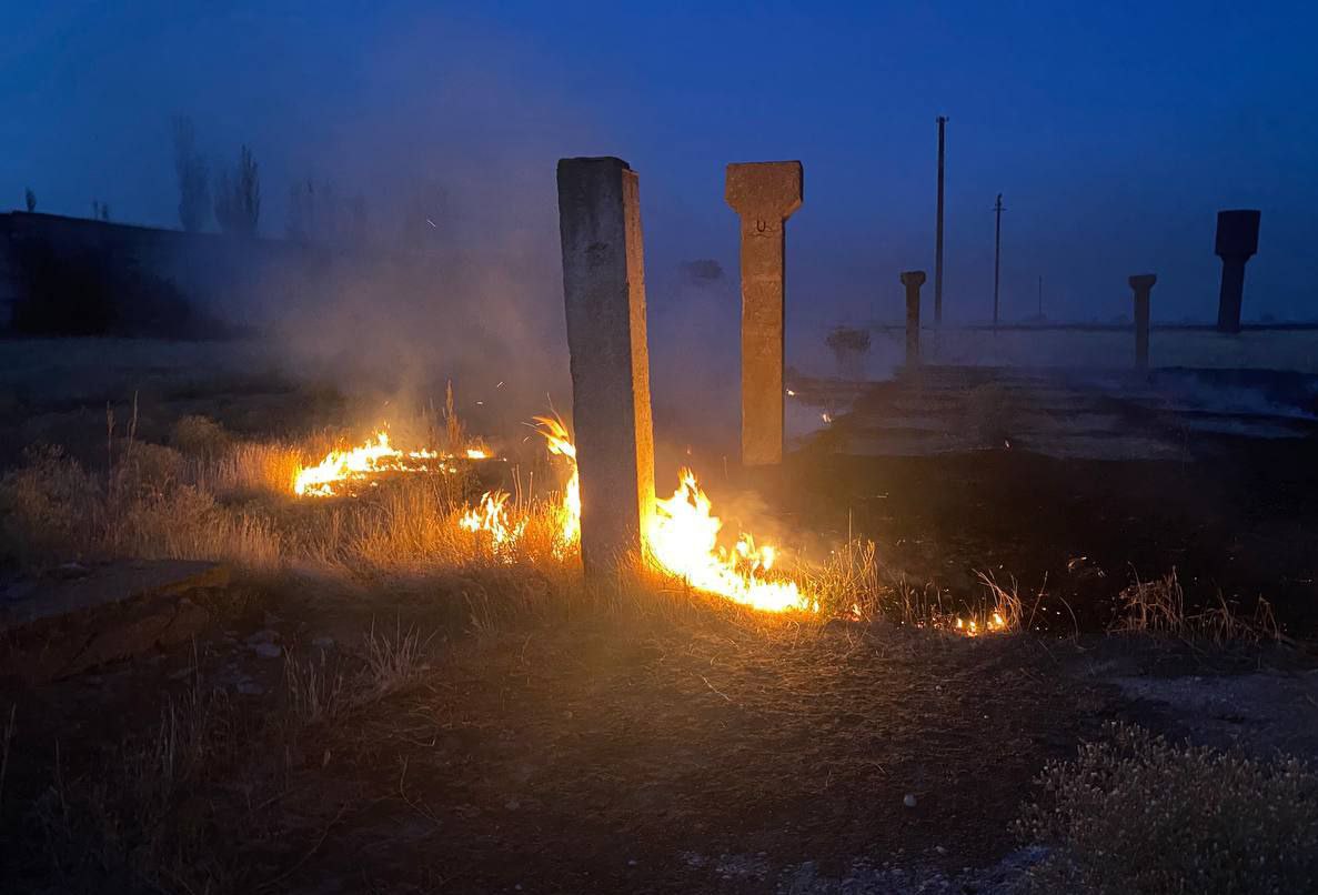 Сегодня ночью местные жители поселка Любимовка потушили очередной пожар.