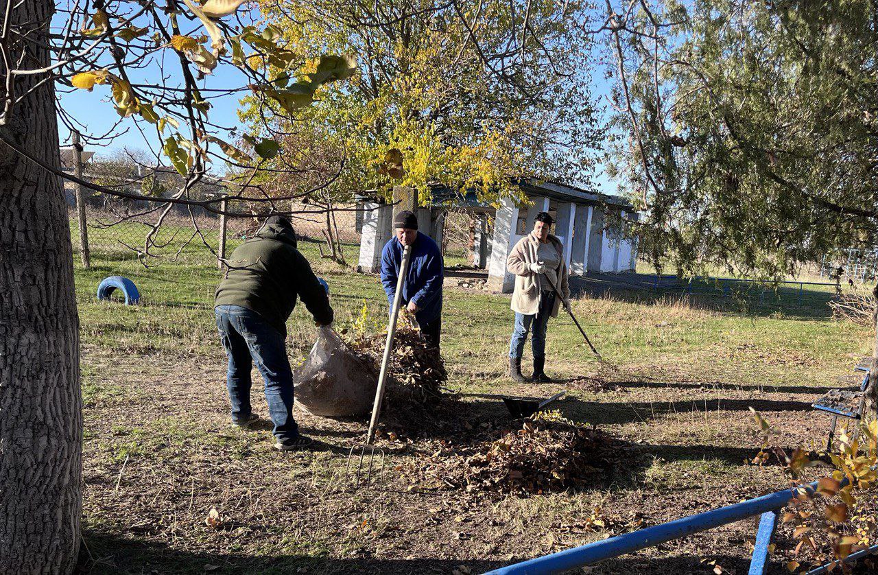 В Любимовской начальной школе прошел очередной субботник!.