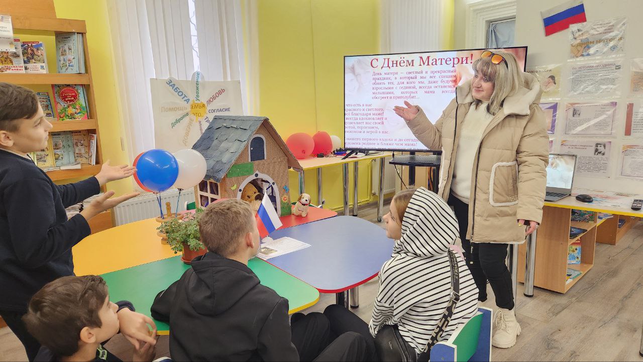 В Любимовской библиотеке прошёл познавательный час &quot;Тепло материнской ладошки!&quot; .