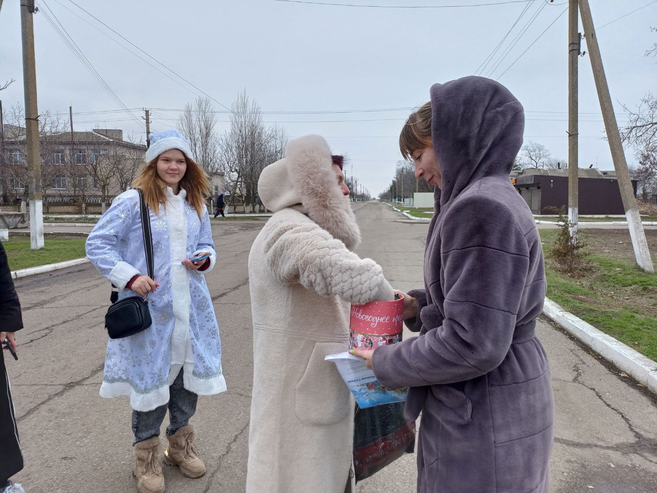 Администрация Костогрызовского терротдела, работники культуры и школьники поздравили жителей села и военнослужащих с наступающим Новым годом.