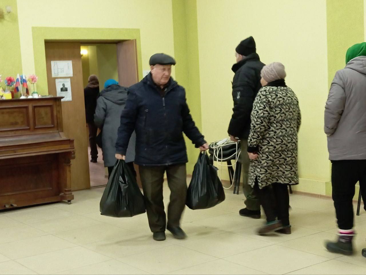 В Тавричанском территориальном отделе выдали гуманитарную помощь.