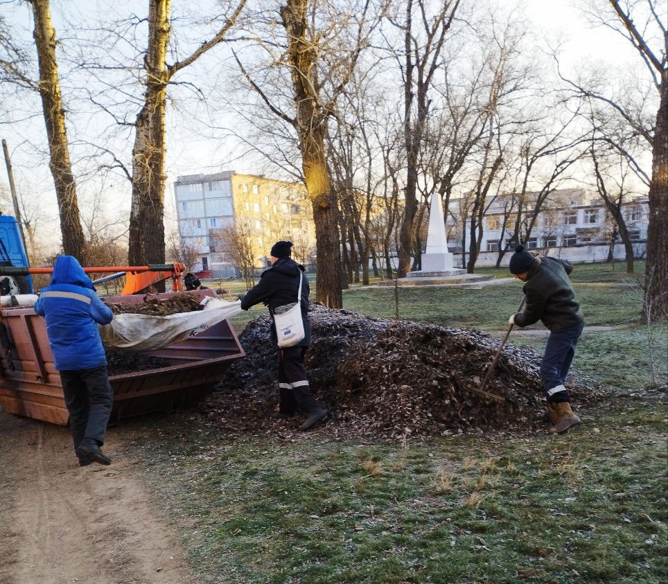 Каховские коммунальщики провели субботник в Парке Славы в преддверии Дня защитника Отечества.