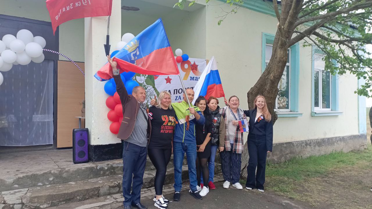 В селе Красный Подол ко Дню Победы прошло торжественное возложение венков и цветов в честь памяти героев.