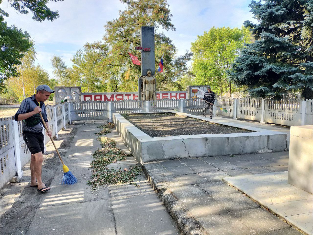 В Федоровке коммунальщики привели в порядок территорию у памятников Великой Отечественной войны.