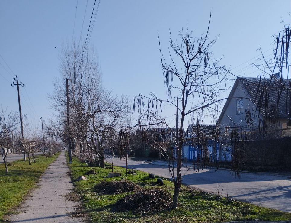 Каховские коммунальщики продолжают свою работу, несмотря на обстрелы со стороны ВСУ.