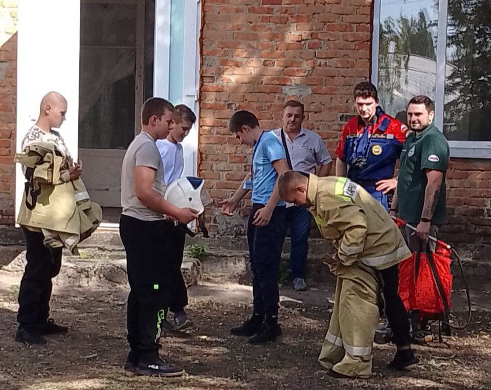 Студенты-спасатели провели мастер-класс в Чернянской школе.