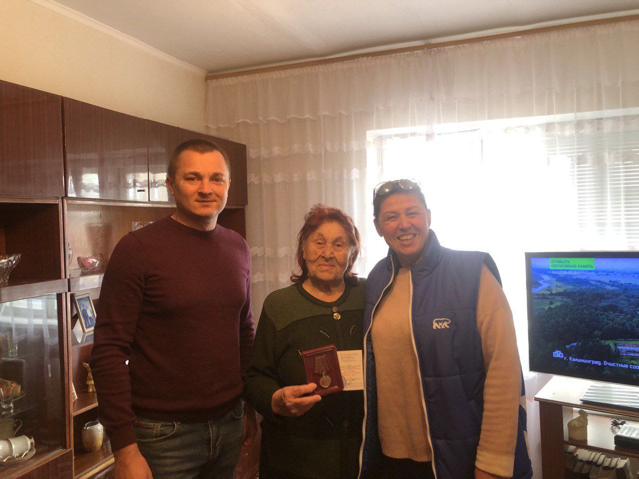 В Каховке продолжается вручение юбилейных медалей ветеранам войны и труженикам тыла.