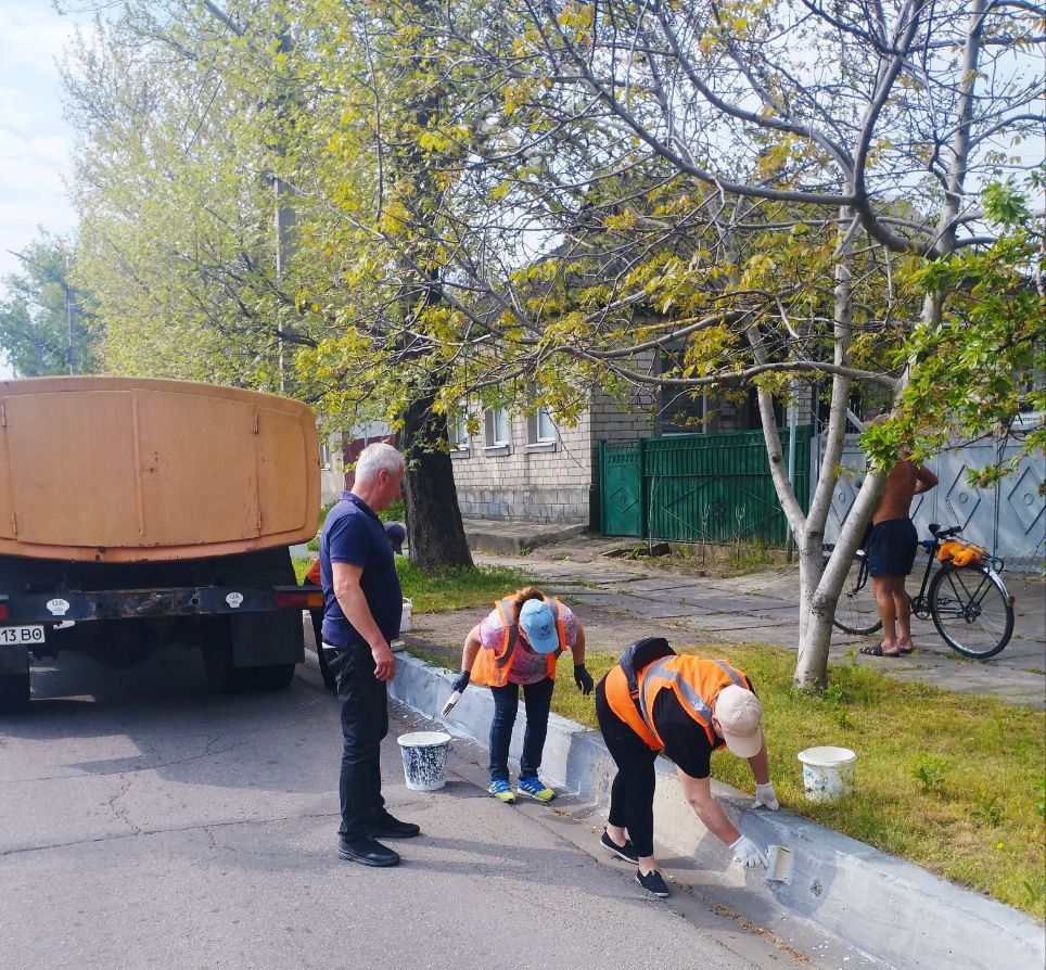 Каховские коммунальщики продолжают свою работу, несмотря на не простые условия.
