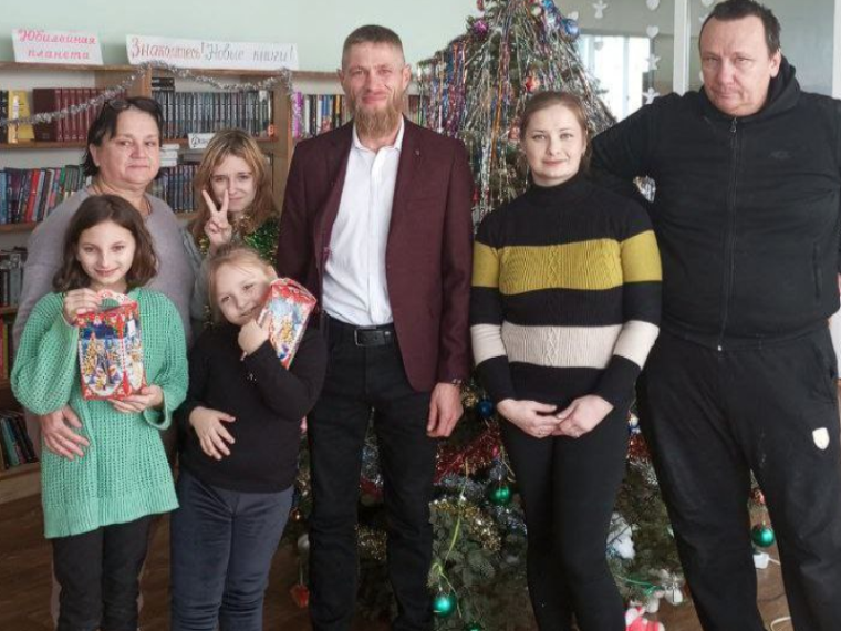В Малокаховской библиотеке дети нарядили елку. В Малокаховской библиотеке дети нарядили елку.