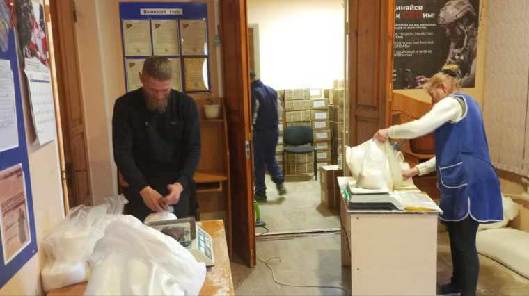 500 продуктовых наборов получили жители Малокаховки. 500 продуктовых наборов получили жители Малокаховки.