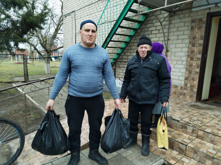 Жители льготных категорий Каховского округа получили продуктовые наборы от гуманитарного штаба Каховской администрации. Жители льготных категорий Каховского округа получили продуктовые наборы от гуманитарного штаба Каховской администрации.