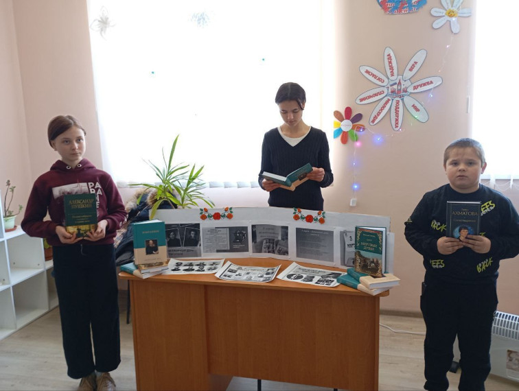В честь Всемирного дня писателя в библиотеках Каховского округа прошли книжные выставки и мероприятия. В честь Всемирного дня писателя в библиотеках Каховского округа прошли книжные выставки и мероприятия.