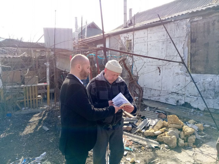 Глава Каховского муниципального округа Павел Филипчук провел выездное обследование домов местных жителей, пострадавших от обстрелов со стороны ВСУ. Глава Каховского муниципального округа Павел Филипчук провел выездное обследование домов местных жителей, пострадавших от обстрелов со стороны ВСУ.
