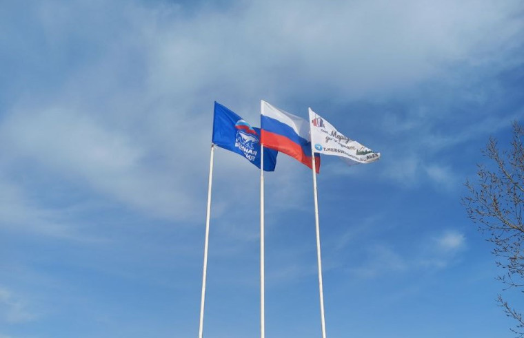 В Малокаховке обновили флаги. В Малокаховке обновили флаги.