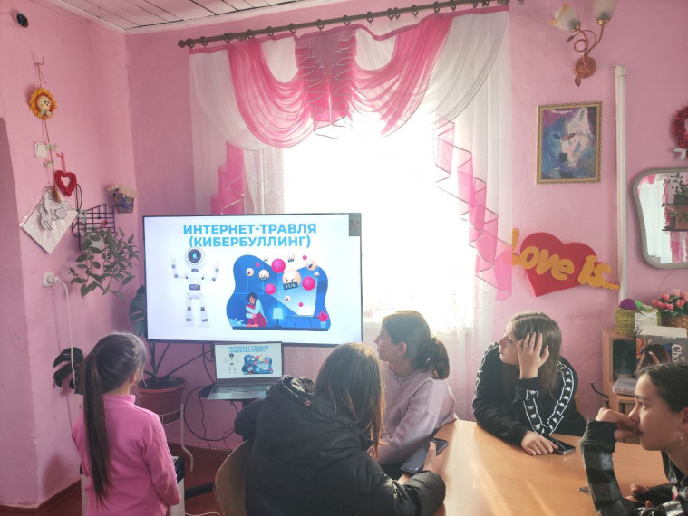 В Костогрызовском сельском клубе состоялось обучение правилами ответственного и безопасного пользования услугами интернет и мобильной связи «Час кода». В Костогрызовском сельском клубе состоялось обучение правилами ответственного и безопасного пользования услугами интернет и мобильной связи «Час кода».