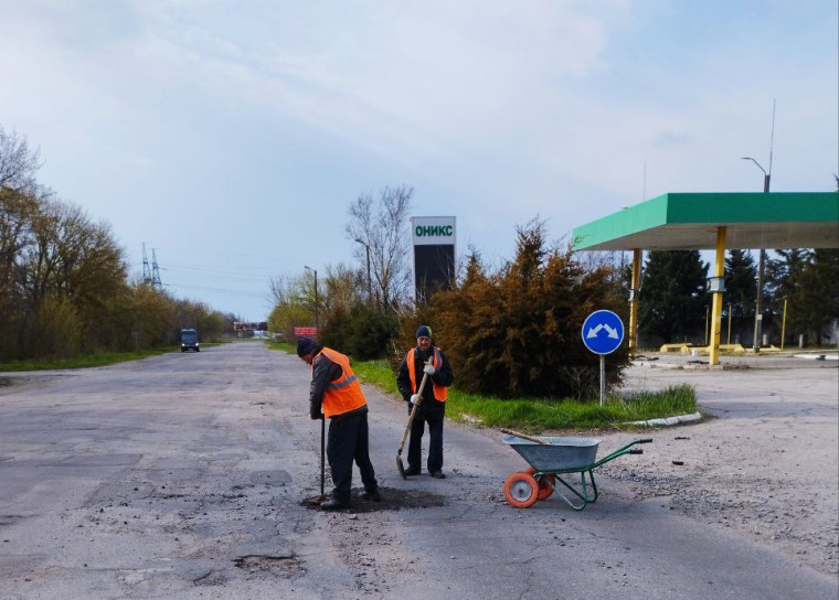 Каховские коммунальщики продолжают свою важную работу, несмотря на сложные условия прифронтовой зоны. Каховские коммунальщики продолжают свою важную работу, несмотря на сложные условия прифронтовой зоны.