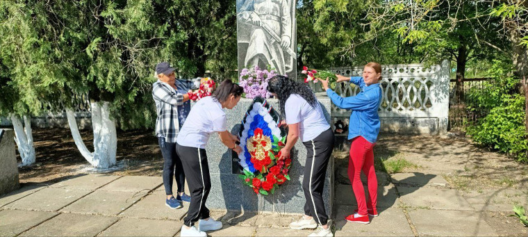 В Коробках возложили венки и провели акцию Георгиевская ленточка. В Коробках возложили венки и провели акцию Георгиевская ленточка.