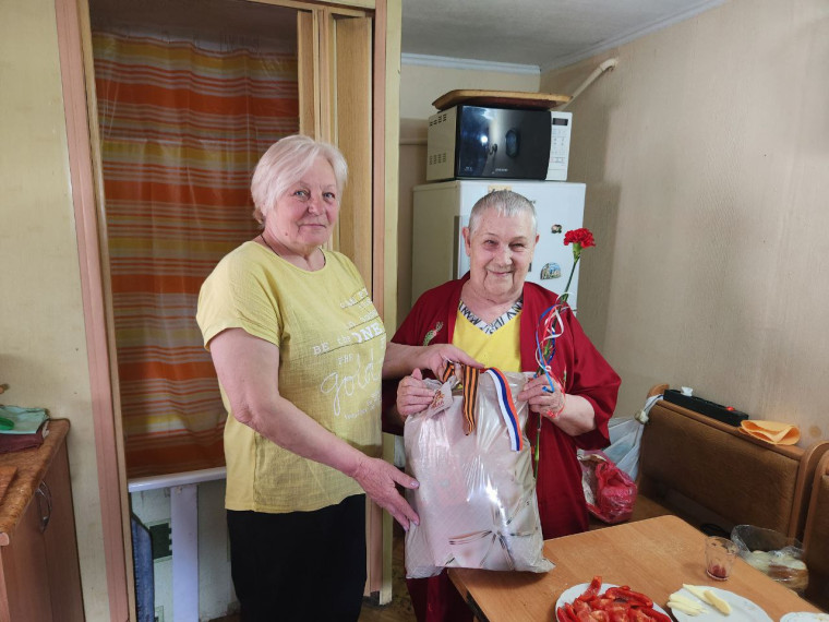 В Каховском округе участникам и ветеранам ВОВ вручили продуктовые наборы ко Дню Победы. В Каховском округе участникам и ветеранам ВОВ вручили продуктовые наборы ко Дню Победы.