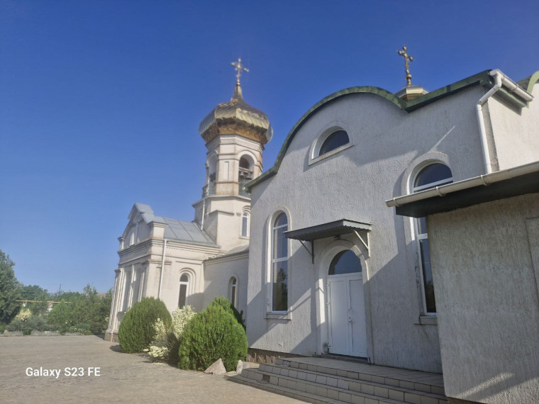 В Тавричанском Храме Василия Великого прошло праздничное богослужение в честь Дня Святой Троицы. В Тавричанском Храме Василия Великого прошло праздничное богослужение в честь Дня Святой Троицы.