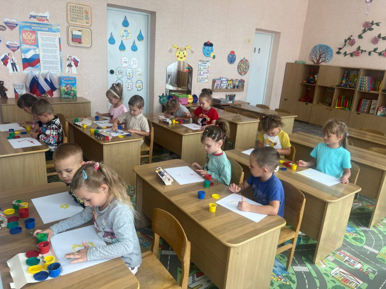 Родную землю рисовали в детском саду "Ромашка". Родную землю рисовали в детском саду "Ромашка".